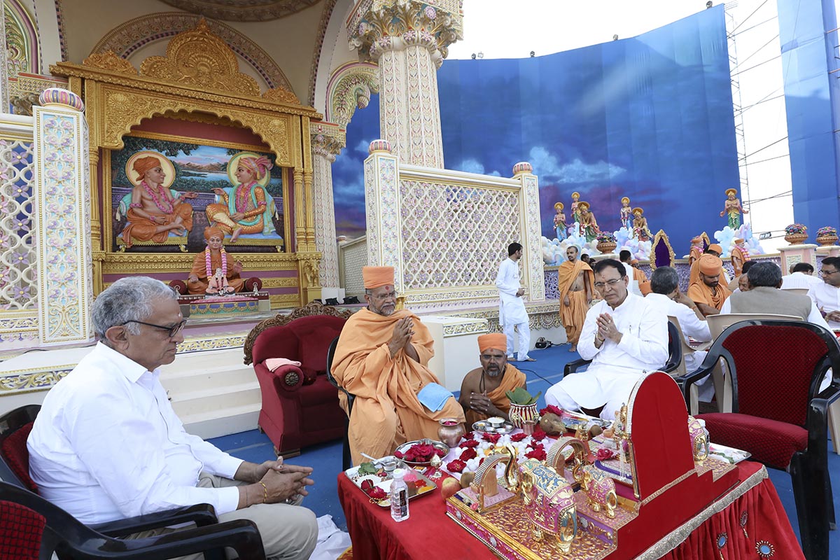 Narendraprasad Swami and devotees participate in the mahapuja rituals