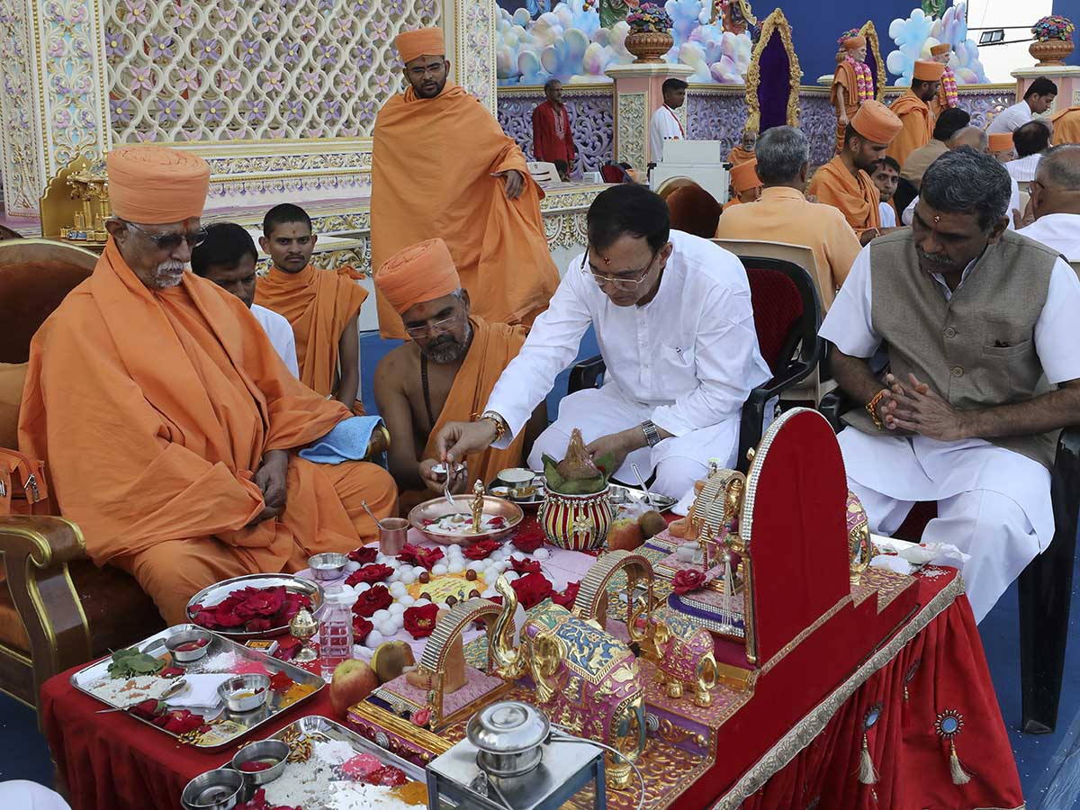 Pujya Swayamprakash Swami (Doctor Swami) and devotees participate in the mahapuja rituals