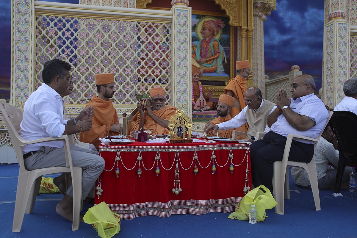 Pujya Kothari Swami and devotees participate in the mahapuja rituals