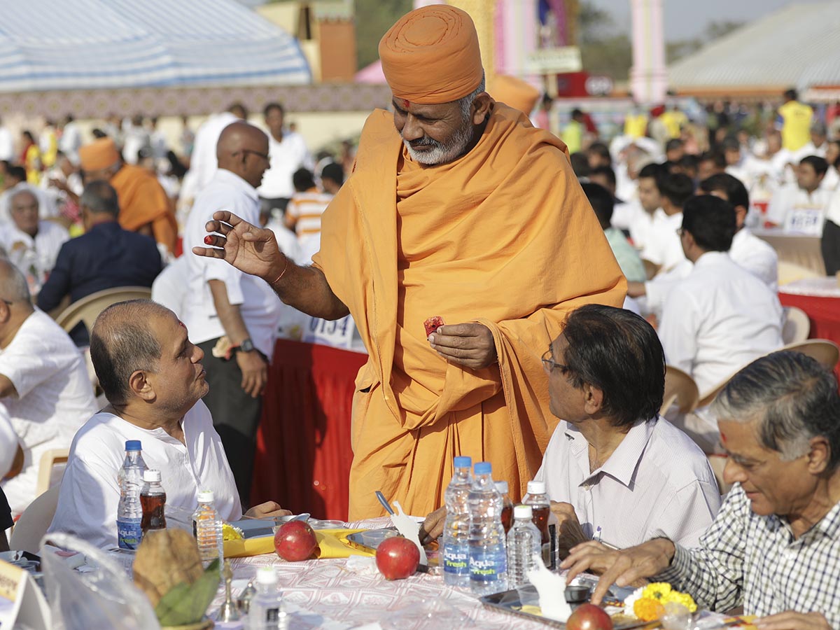 Atmakirti Swami applies chandlo to a devotee 