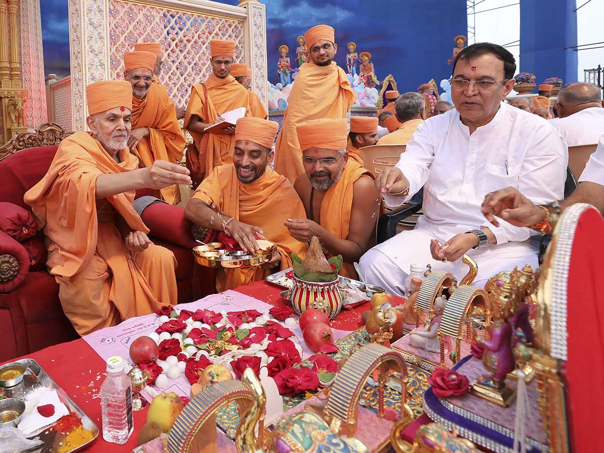 Swamishri and devotees participate in the mahapuja rituals