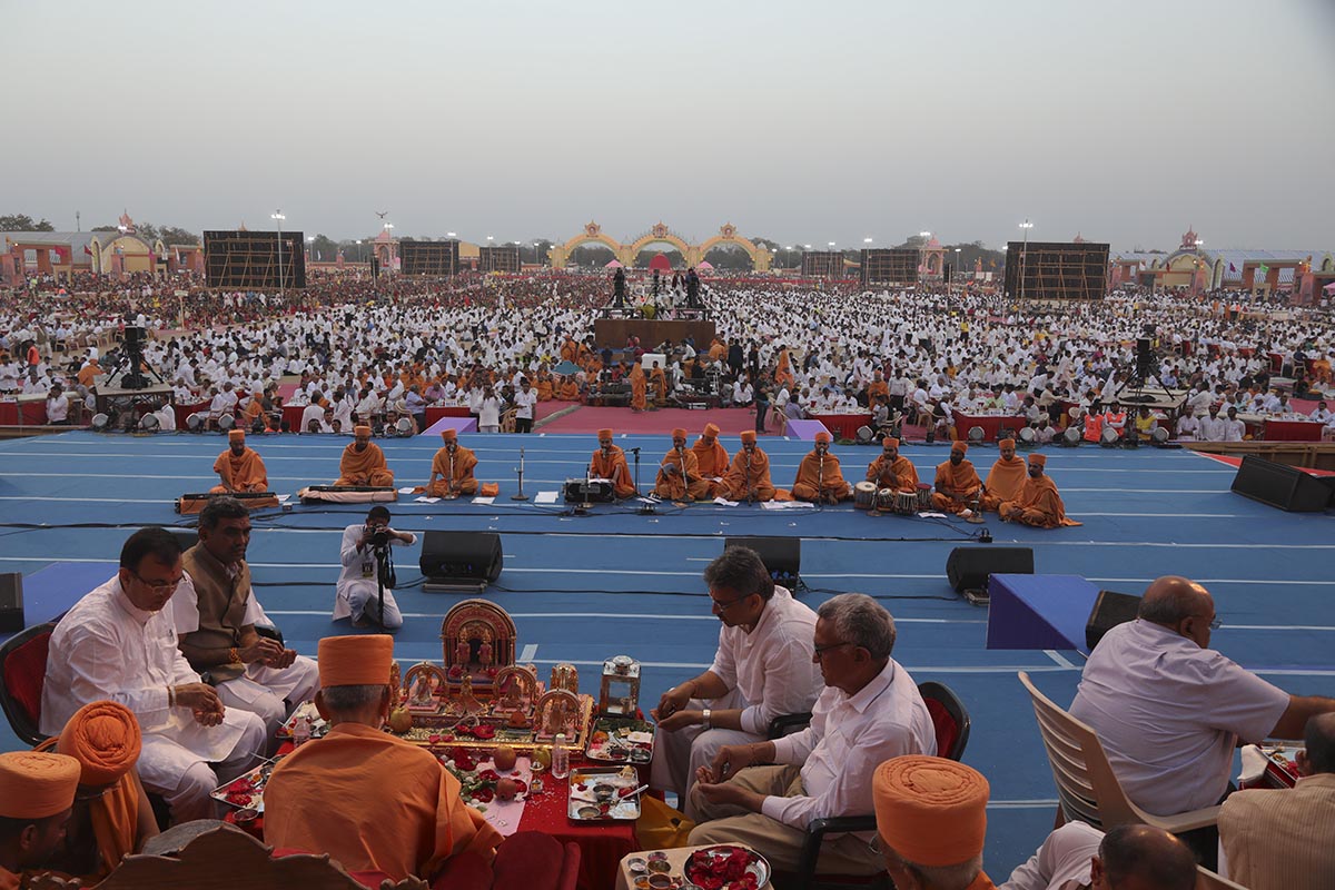 Swamishri and devotees participate in the mahapuja rituals