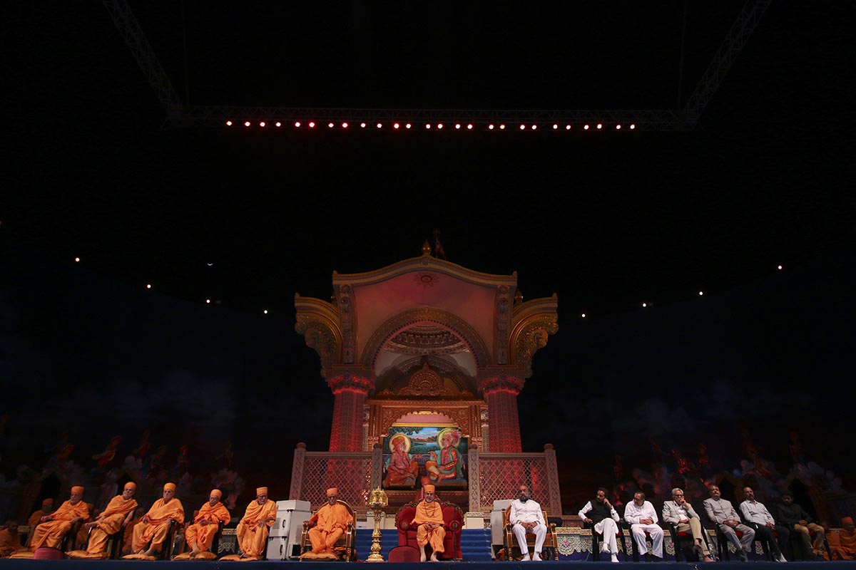 Swamishri, senior sadhus and dignitaries on stage during the evening satsang assembly