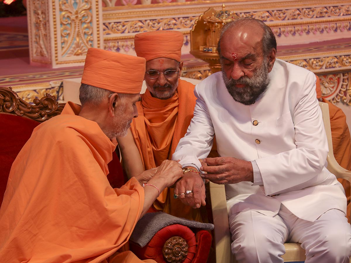 Swamishri ties a nadachhadi to Shri Jyotindrasinh Bapu, Maharaja of Gondal