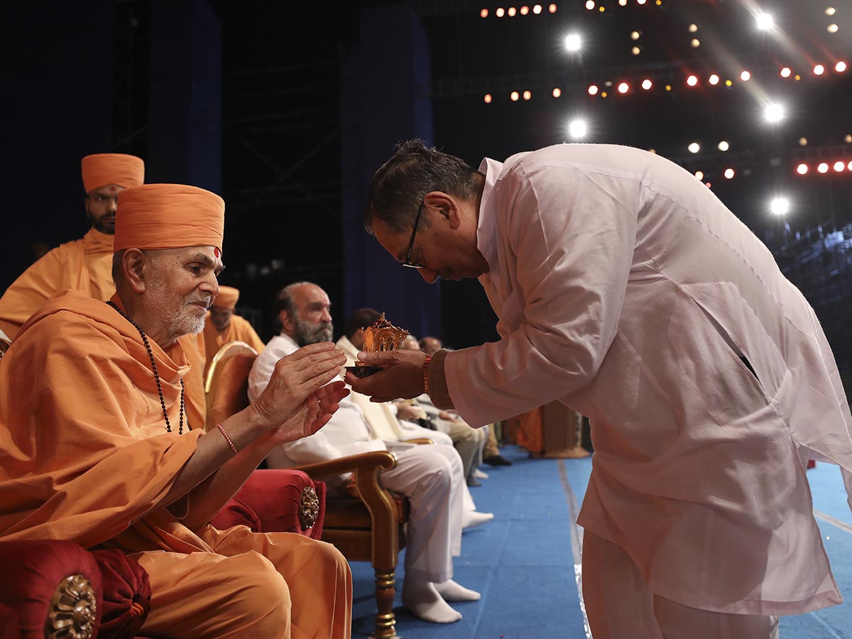 Swamishri presents memento to Shri Raghruram Bapa of Shri Virpur Jalaram Trust