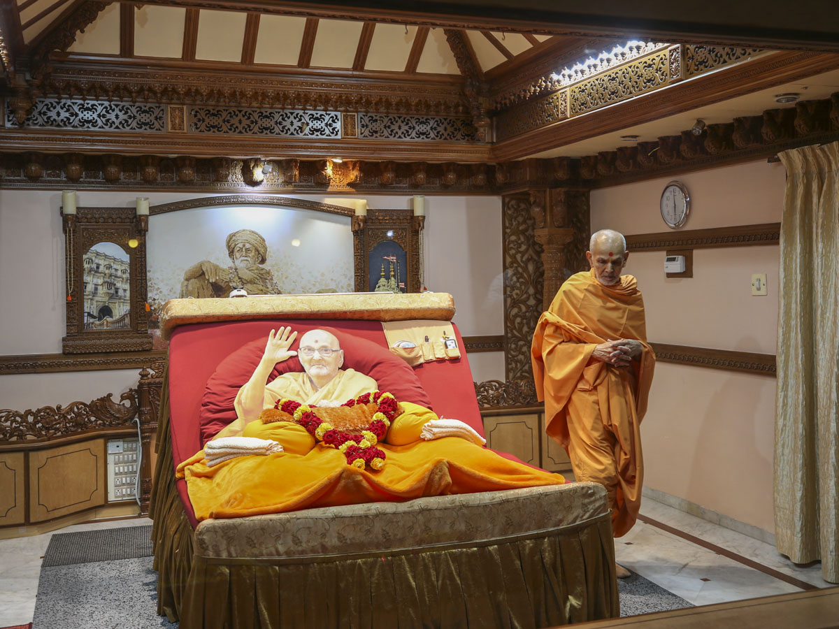 Param Pujya Mahant Swami doing darshan of Brahmaswarup Pramukh Swami Maharaj's room
