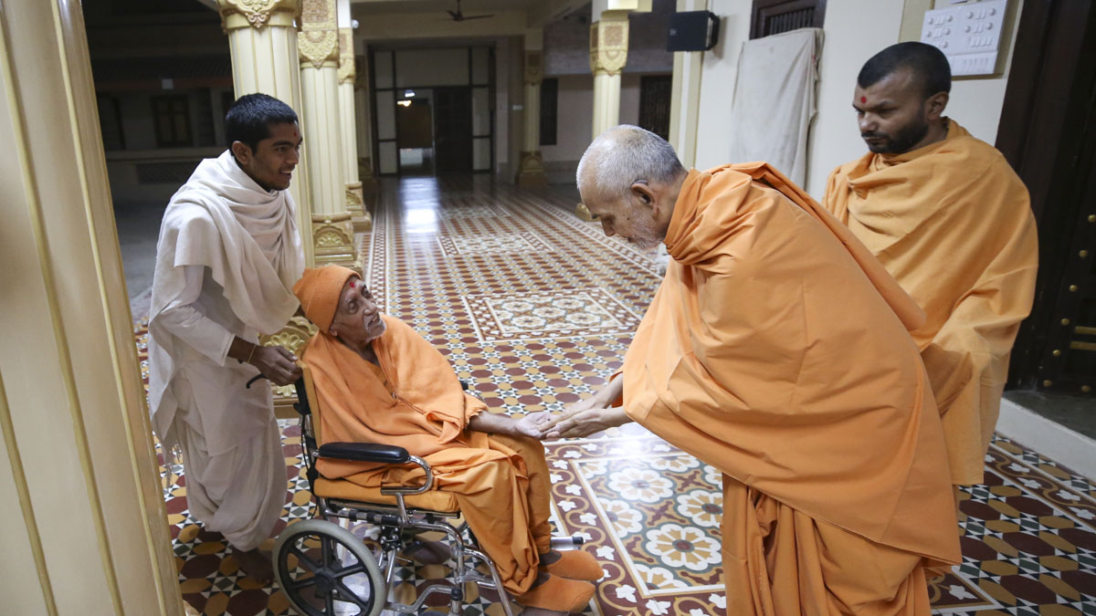 Swamishri greets Brahmarshidas Swami