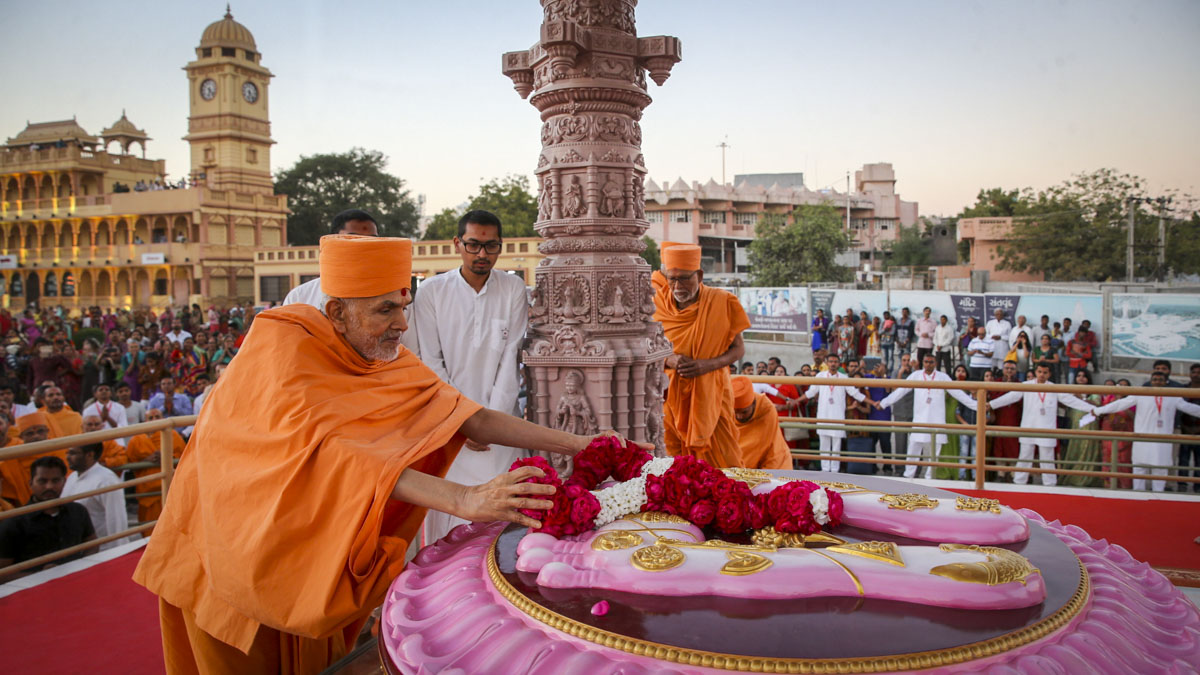 Swamishri offers a garland at Brahmaswarup Pramukh Swami Maharaj's samadhi