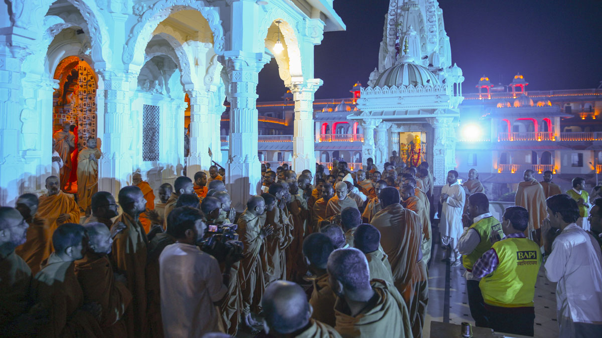 Sadhus doing darshan of Swamishri in the mandir pradakshina