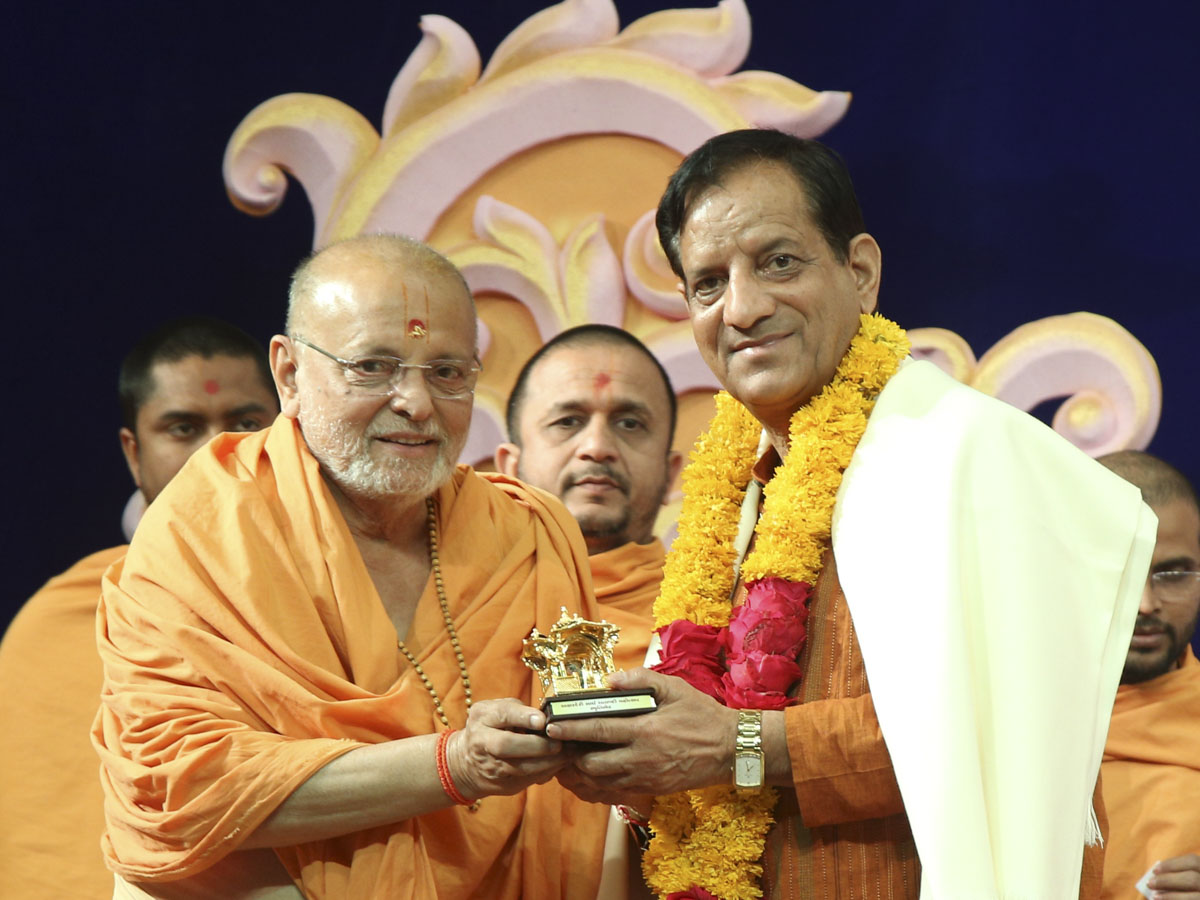 Pujya Ishwarcharan Swami presents memento to Shri Kishan Kapoor, Minister, Himachal Pradesh, India