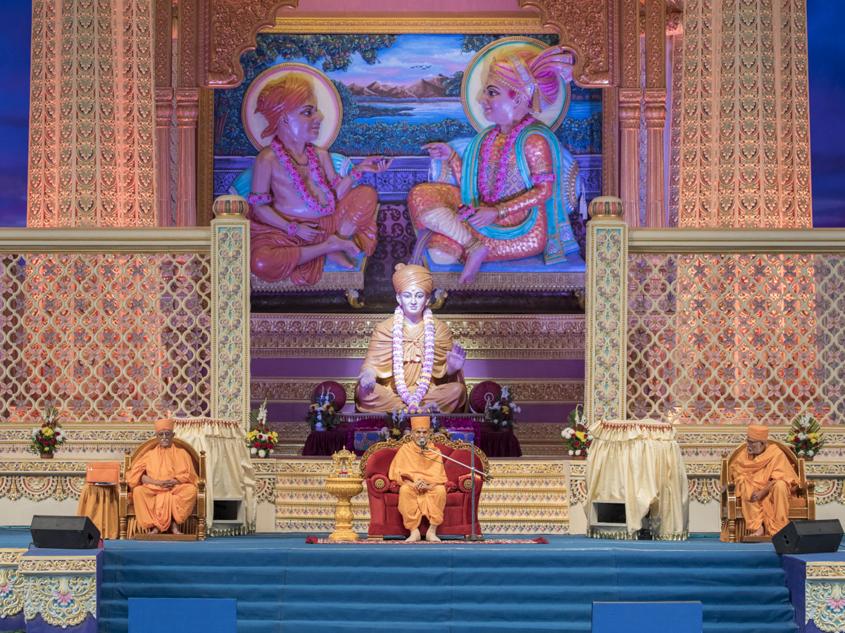Swamishri blesses the assembly