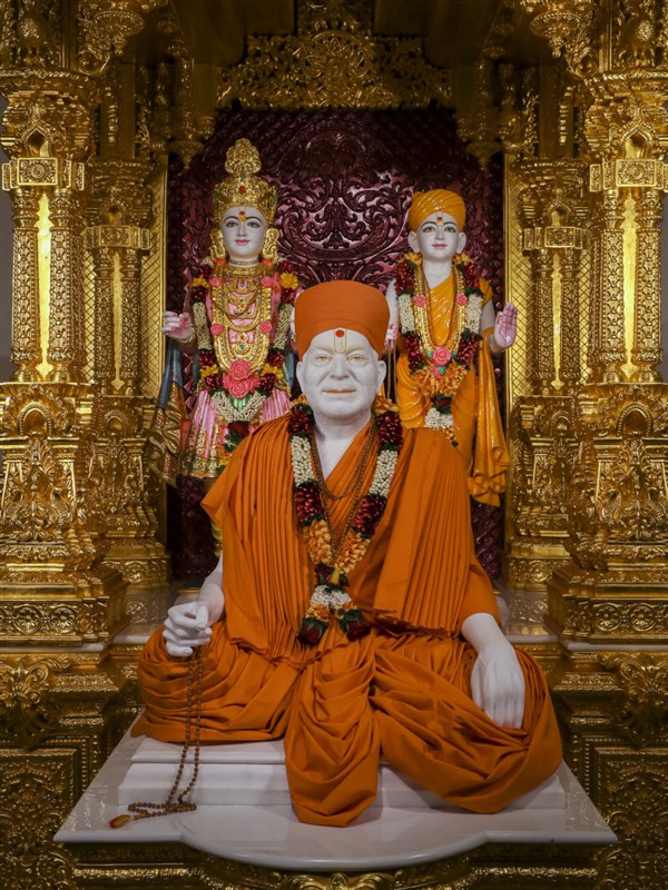 Shri Akshar-Purushottam Maharaj and Brahmaswarup Yogiji Maharaj, Yogi Smruti Mandir