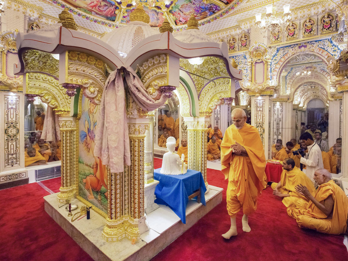 Swamishri performs pradakshina of Akshar Deri