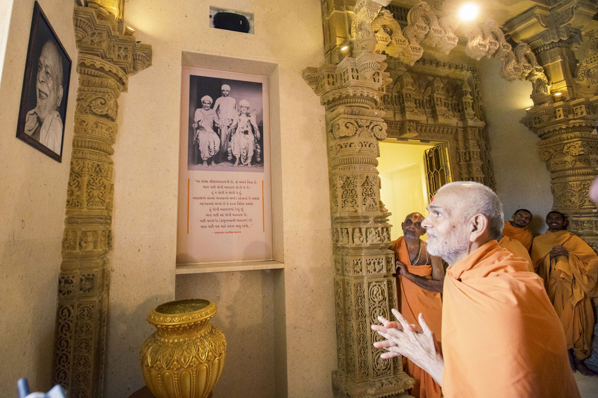 Swamishri engrossed in darshan at Yogi Smruti Mandir
