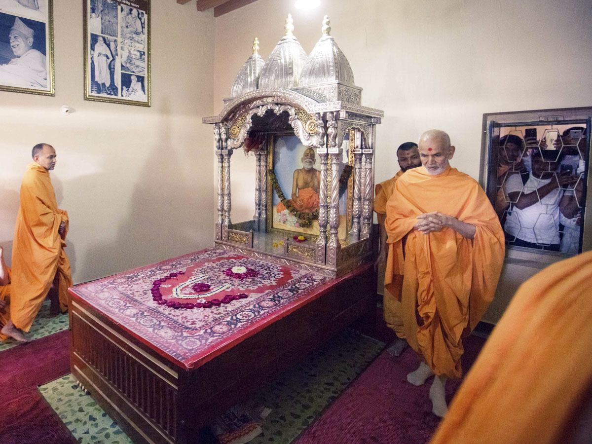 Swamishri performs pradakshina in Yogiji Maharaj's room