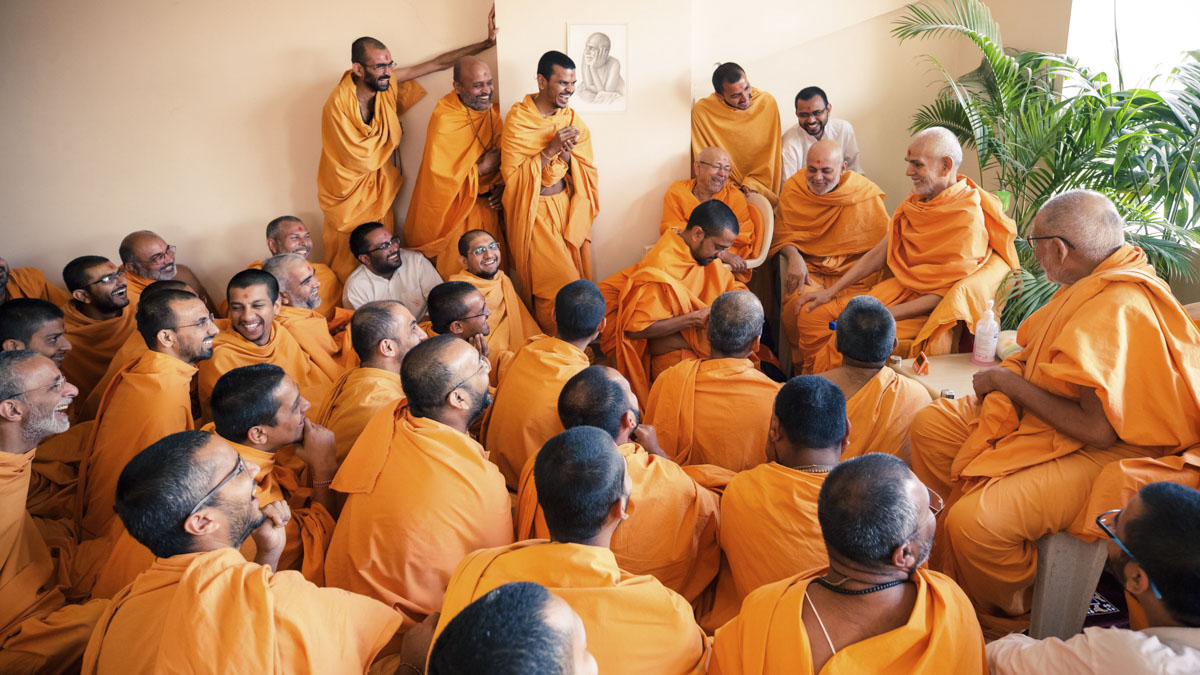 Swamishri converses with swamis