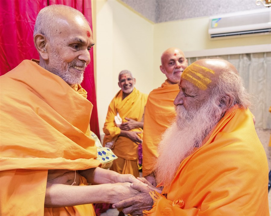 Swamishri greets Shri Bharti Bapu, Junagadh