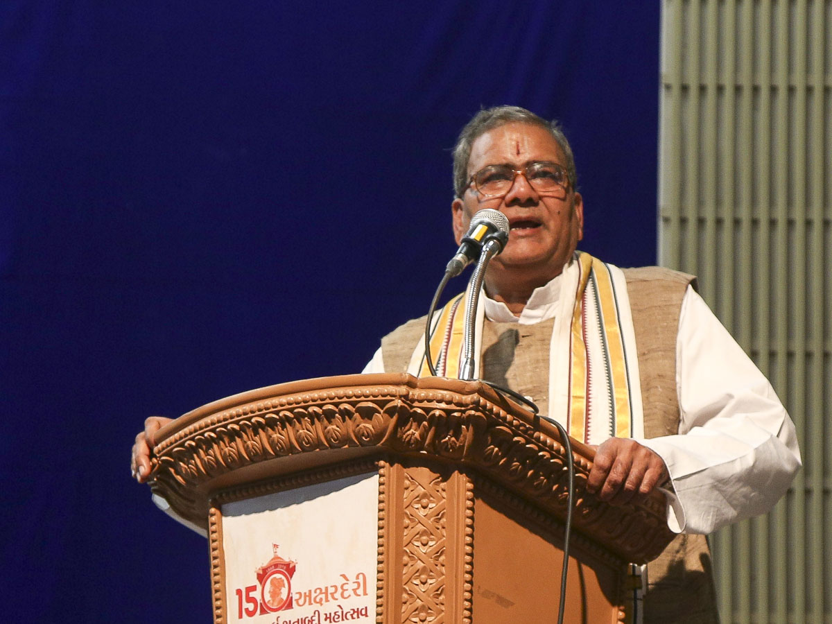 Pandit Acharya Ramkishoreji, Śrī Kāśī Vidvat Pariṣad, addresses the assembly