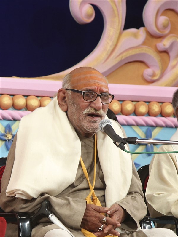 Pandit Acharya Ramyatna Shuklaji, President, Śrī Kāśī Vidvat Pariṣad, addresses the assembly