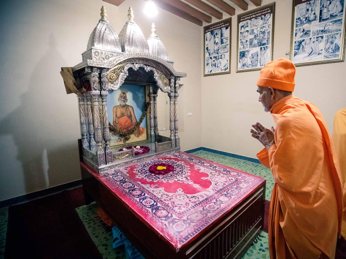 Param Pujya Mahant Swami Maharaj engrossed in darshan of Yogiji Maharaj's room