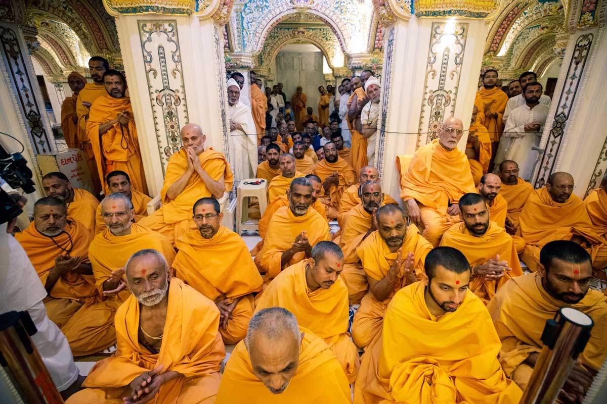Swamis during the arti in Akshar Deri