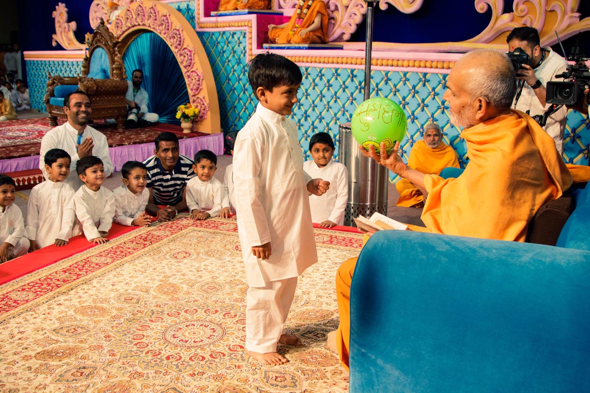 Swamishri interacts with children