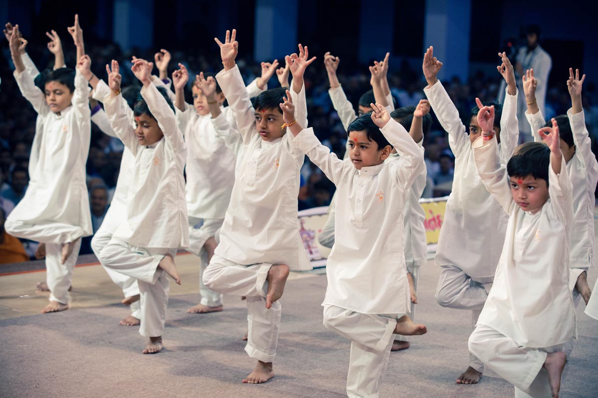 Children perform tap ni mala before Swamishri