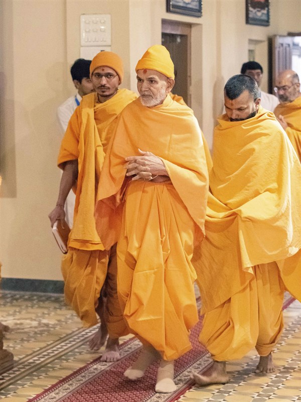 Param Pujya Mahant Swami Maharaj on his way for darshan of Thakorji