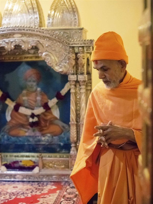 Swamishri performs pradakshina in Brahmaswarup Shastriji Maharaj's room