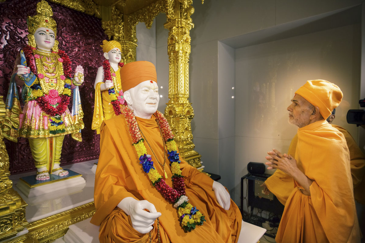 Swamishri engrossed in darshan in the Yogi Smruti Mandir