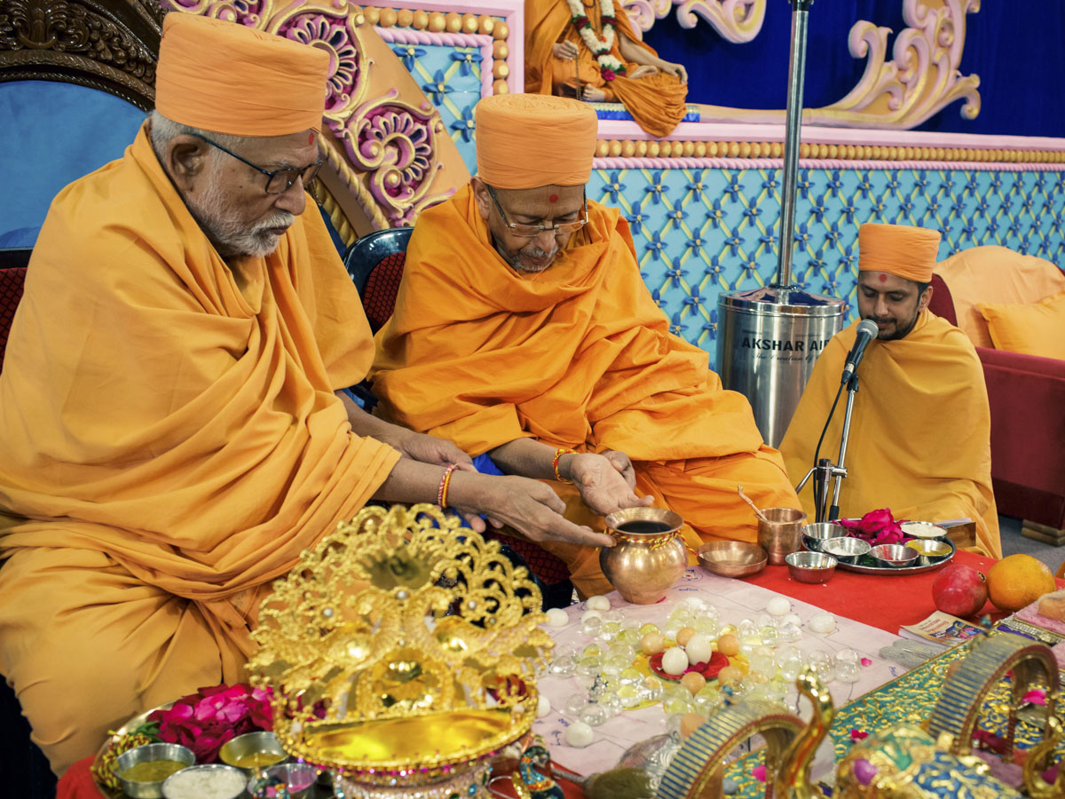 Pujya Kothari Swami and Pujya Tyagvallabh Swami perform mahapuja rituals