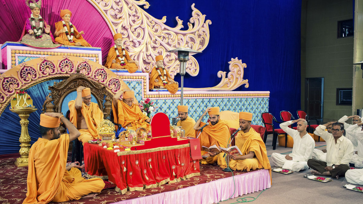 Pujya Kothari Swami and Pujya Tyagvallabh Swami perform mahapuja rituals
