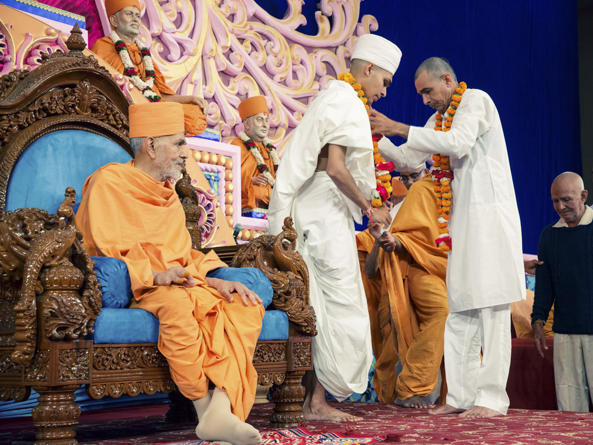 Swamishri with a newly initiated parshad and his father
