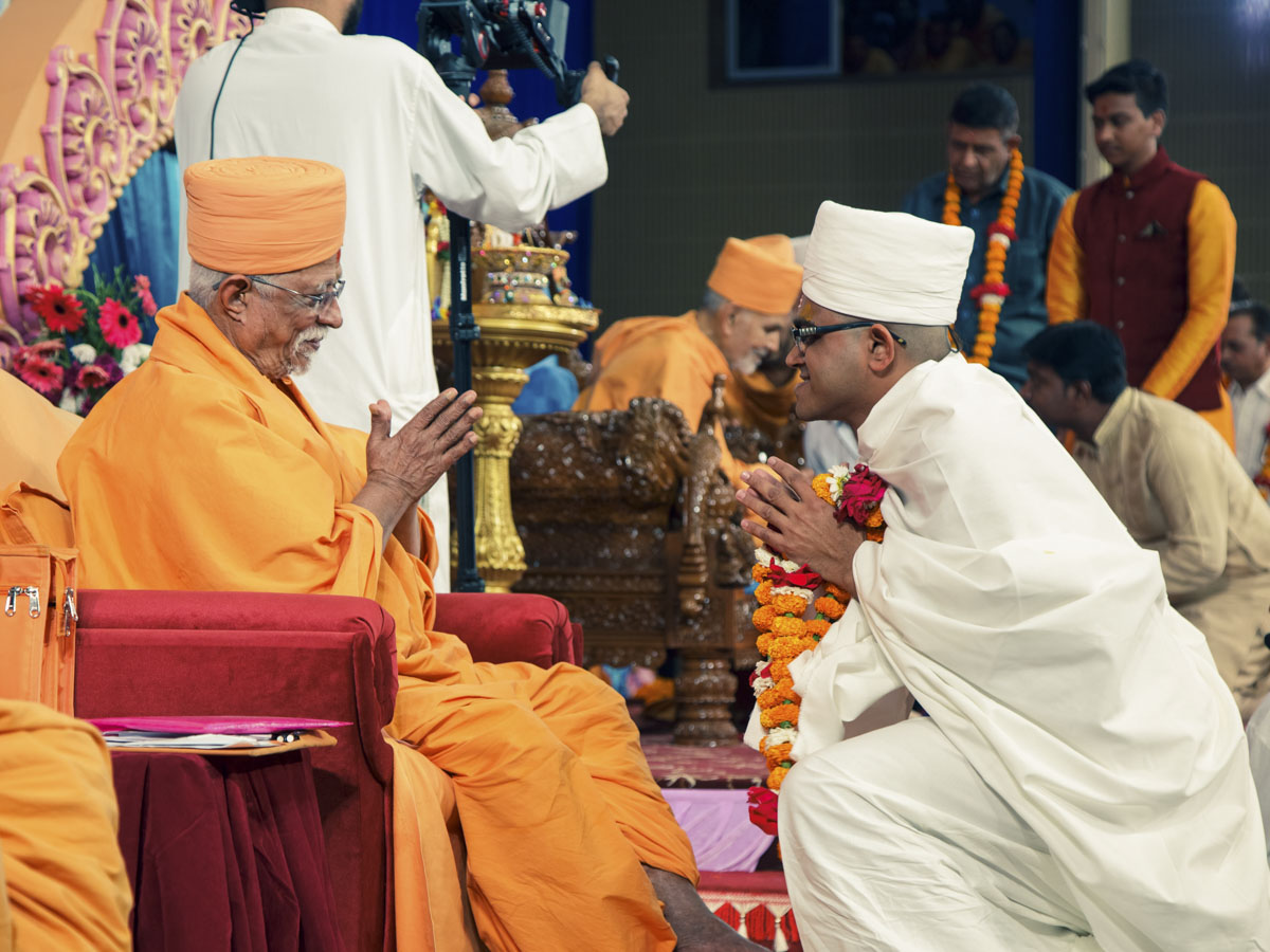 Pujya Swayamprakash Swami (Pujya Doctor Swami) blesses a newly initiated parshad