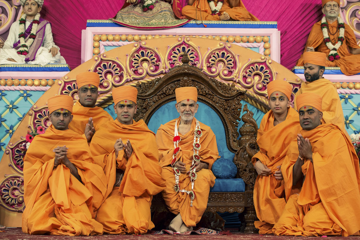 Newly initiated sadhus with Swamishri
