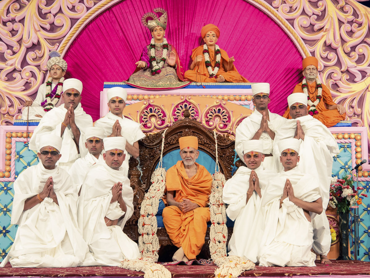 Newly initiated parshads with Swamishri
