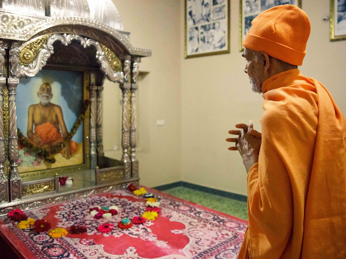 Param Pujya Mahant Swami Maharaj doing darshan in Brahmaswarup Yogiji Maharaj's room