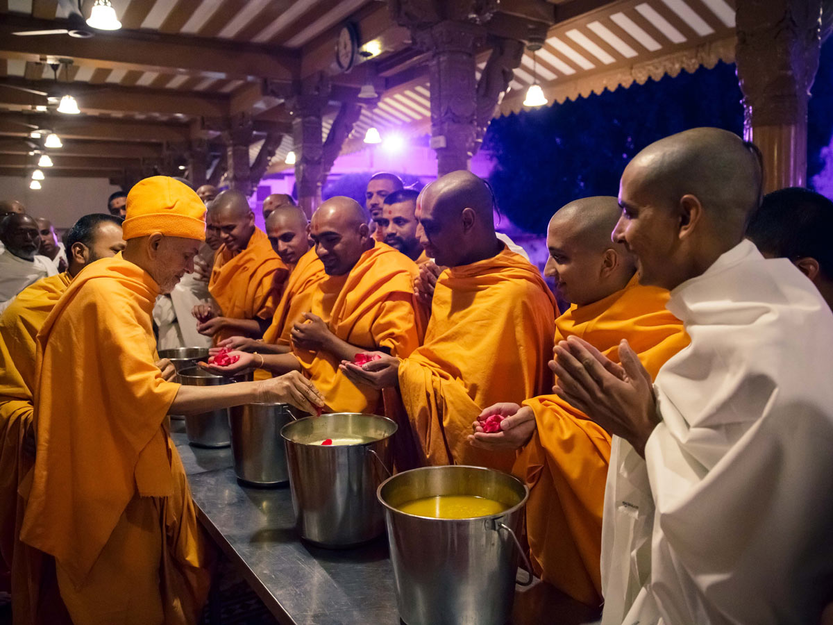 Swamishri sanctifies fruit juice for newly initiated sadhus and parshads to break their fast