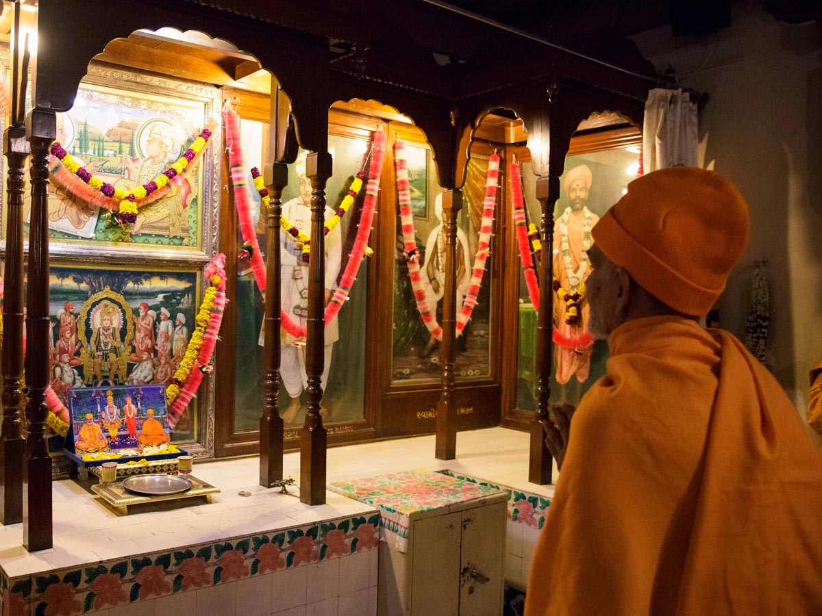 Swamishri engrossed in darshan in sabha mandap