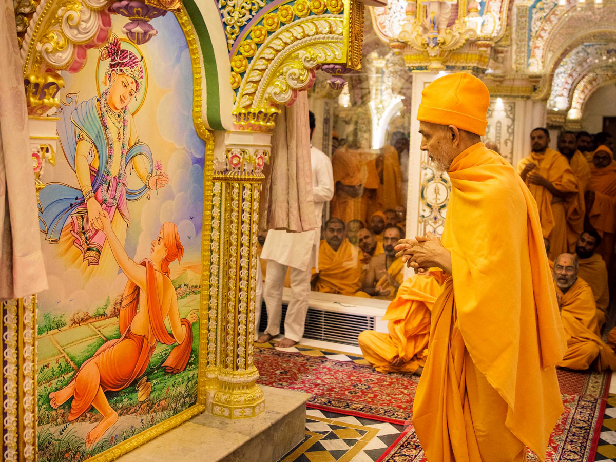 Swamishri observes the interiors of Akshar Deri