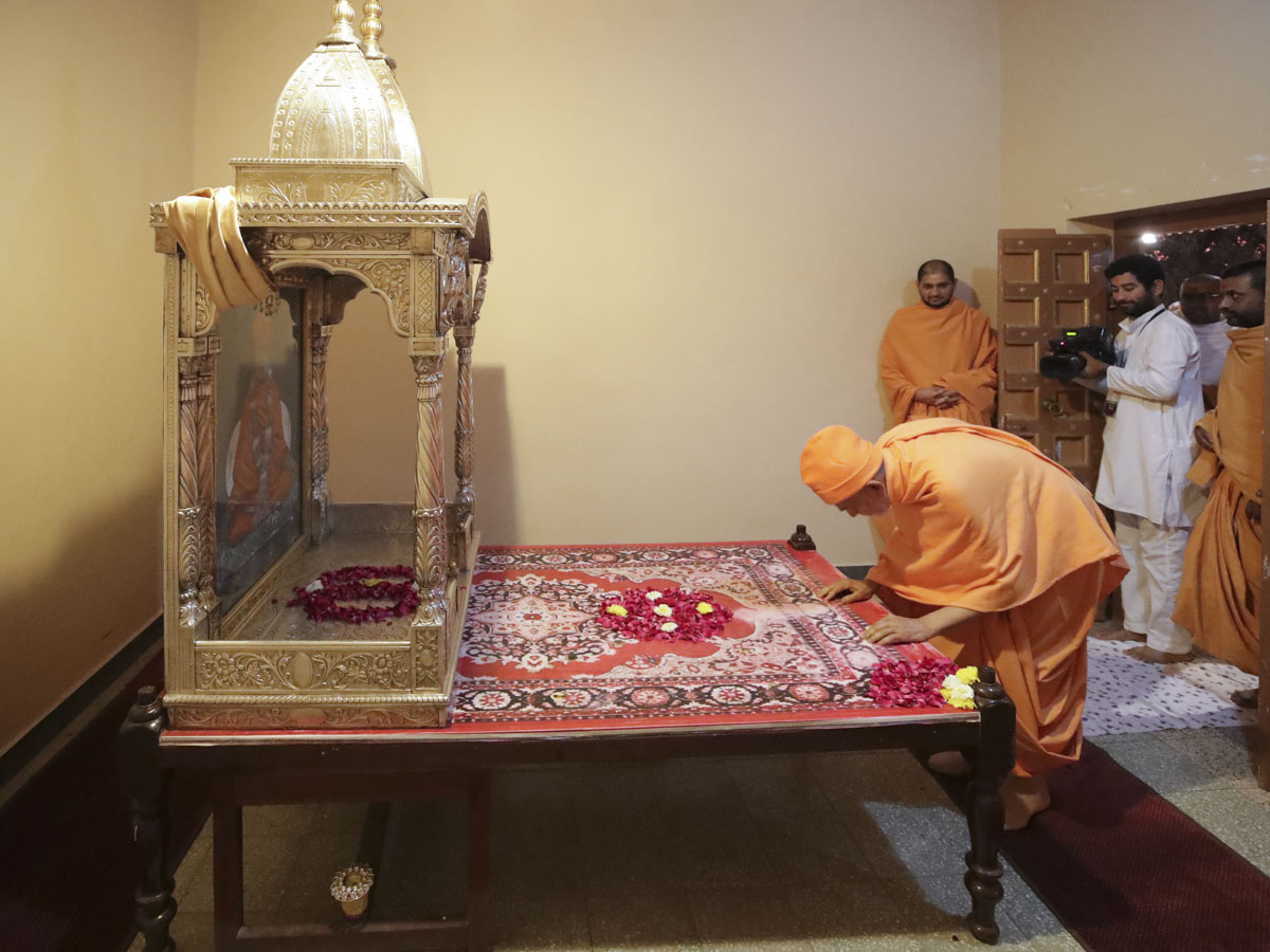 Swamishri doing darshan in Brahmaswarup Shastriji Maharaj's room
