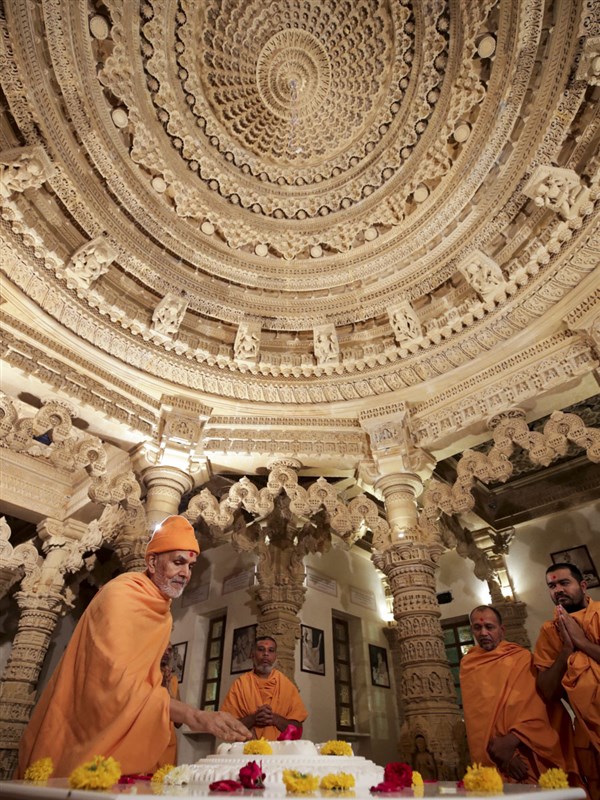 Swamishri performs pradakshina of the holy charanarvind of Bhagwan Swaminarayan in the Yogi Smruti Mandir