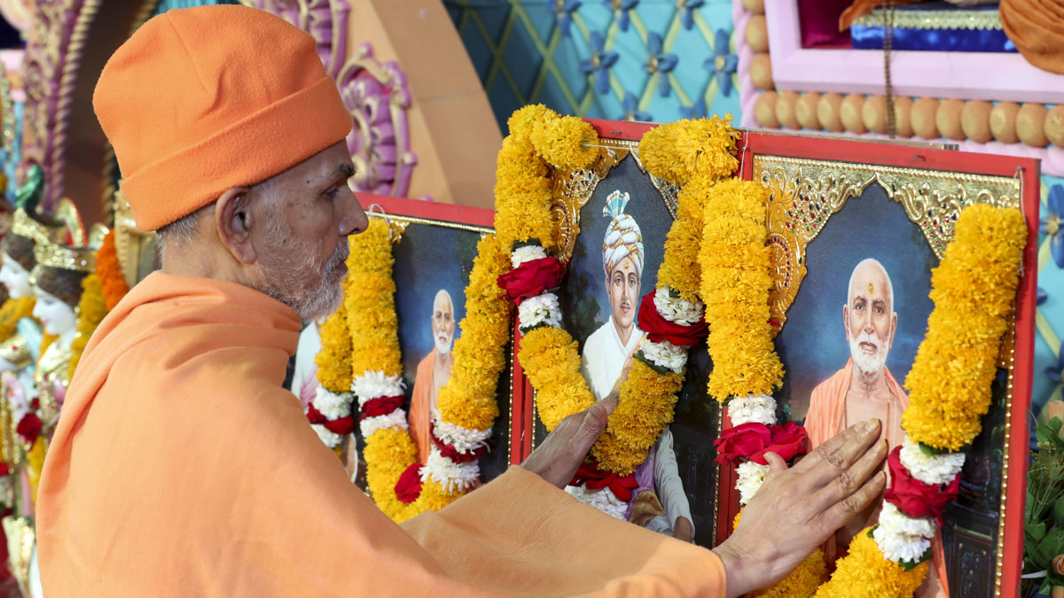Swamishri performs pratishtha rituals of the murtis