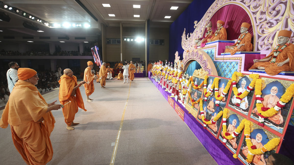 Swamishri and senior sadhus perform the pratishtha arti