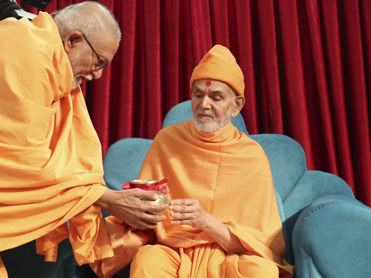 Swamishri sanctifies a kalash