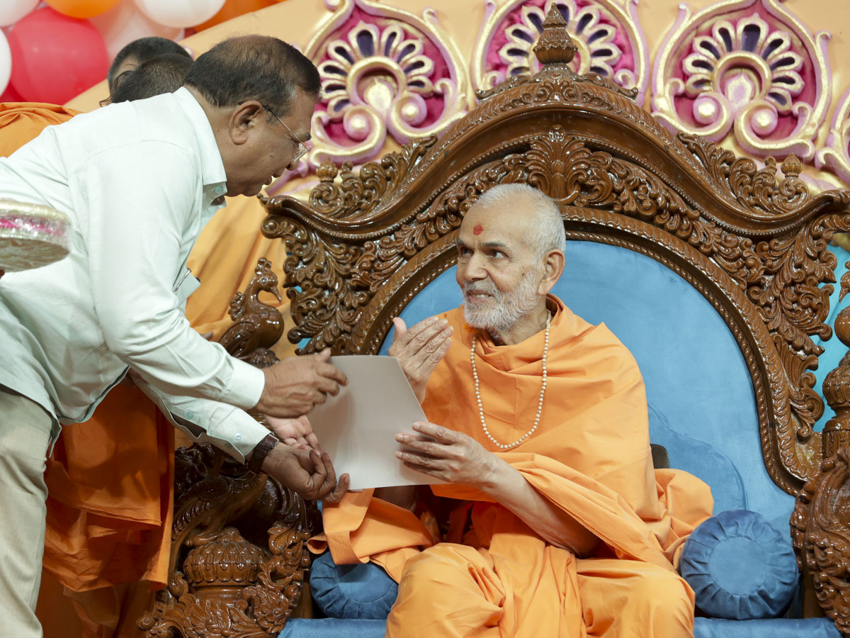 Swamishri interacts with a devotee