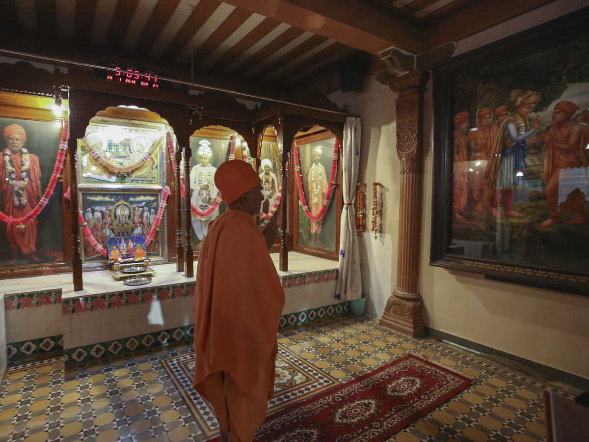 Param Pujya Mahant Swami Maharaj observes a painting in the sabha mandap