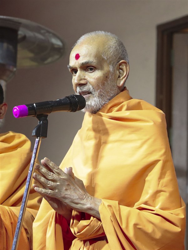 Swamishri gives vartaman to young children