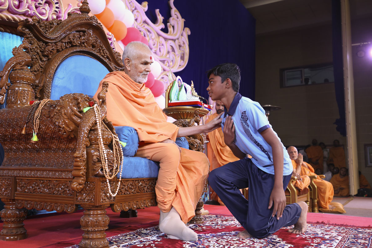 Swamishri blesses a student