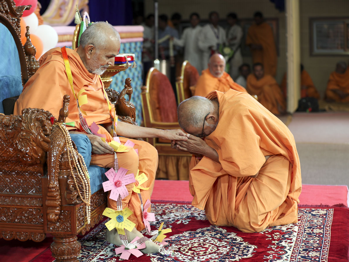 Pujya Bhaktipriya Swami (Pujya Kothari Swami) honors Swamishri